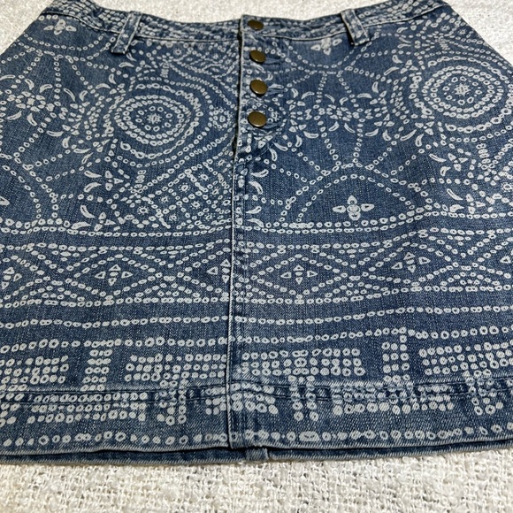 Free People 100% cotton tribal Patterned Denim Mini Skirt Size 8 - Picture 2 of 7